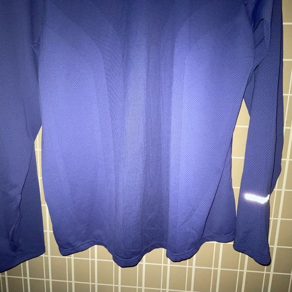 Nike Dri-FIT Men's Long-Sleeve Training T-Shirt (Curved Hem) - Picture 3 of 7